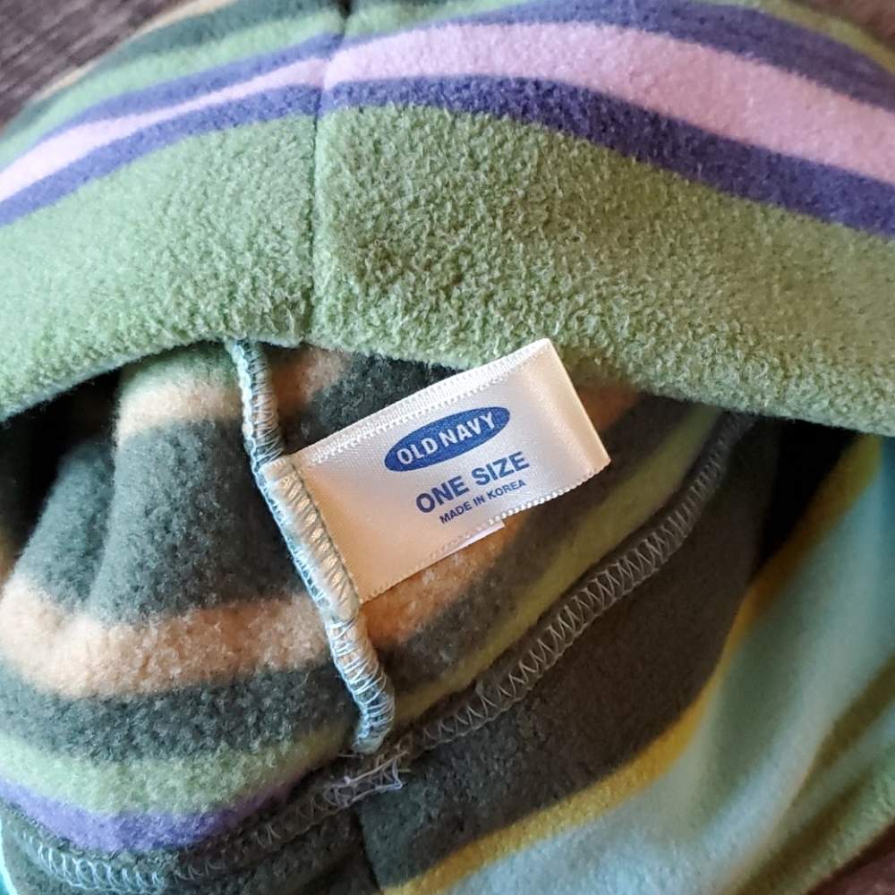 Old Navy NWOT pom pom hat - Picture 2 of 3
